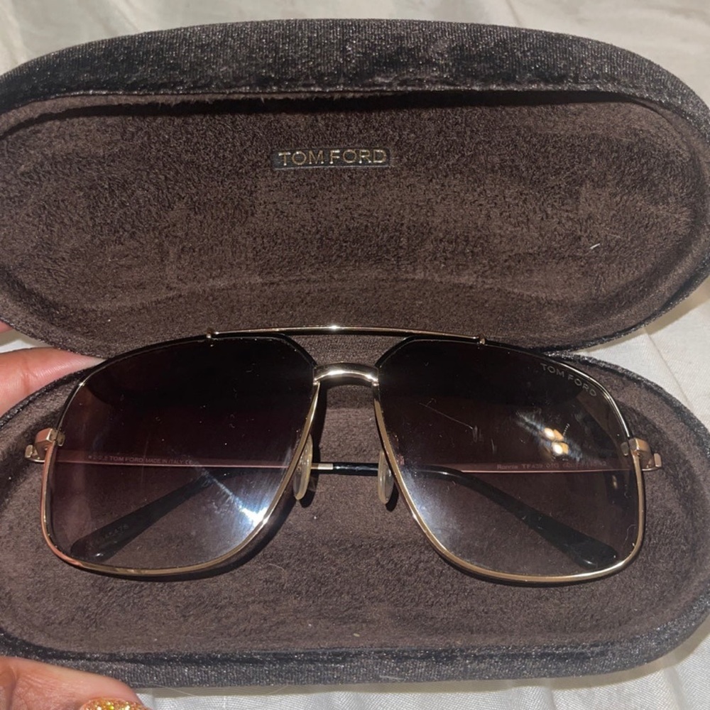 Tomford shades comes with box